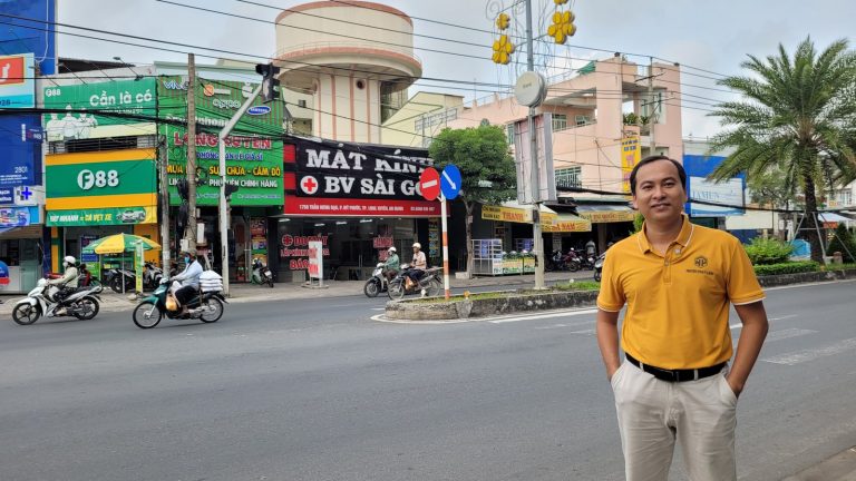 Tuấn Golden đứng trên đường Trần Hưng Đạo, tuyến xuyên qua nội ô Long Xuyên trước khi có đường tránh