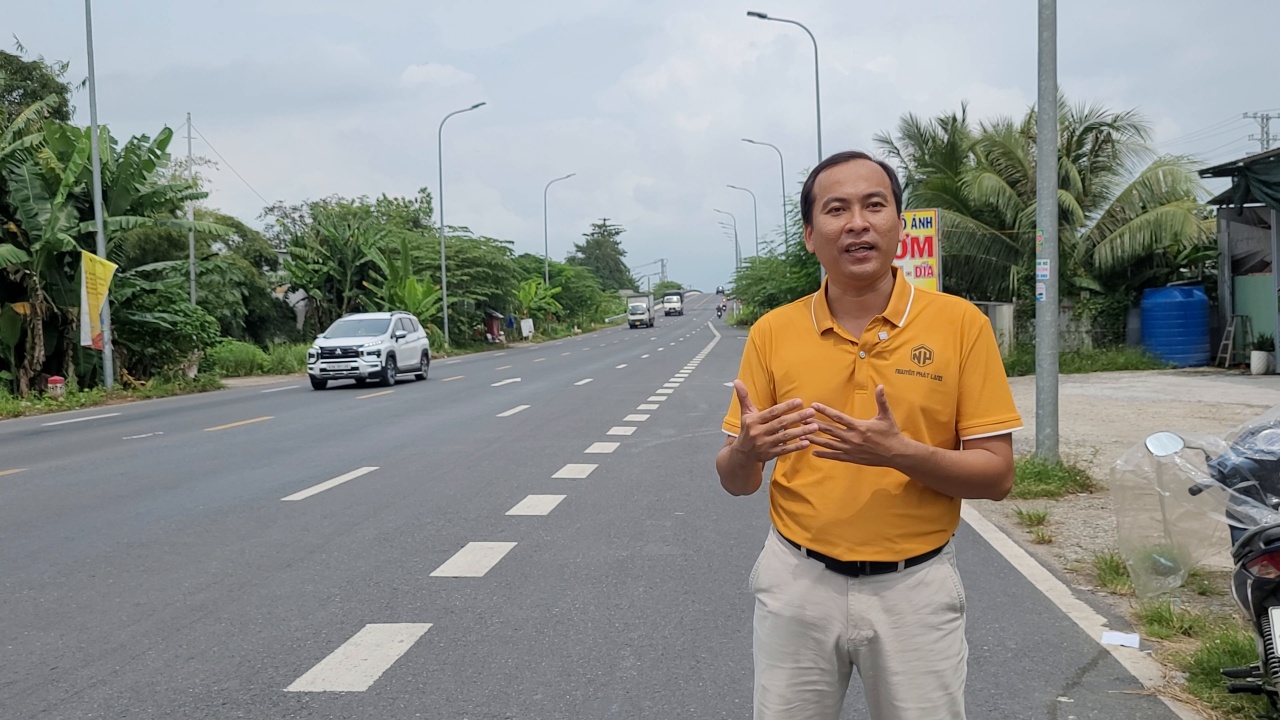 Tuấn Golden đứng trên đường tránh Long Xuyên đoạn cầu Mương Điểm, mặt đường thông thoáng
